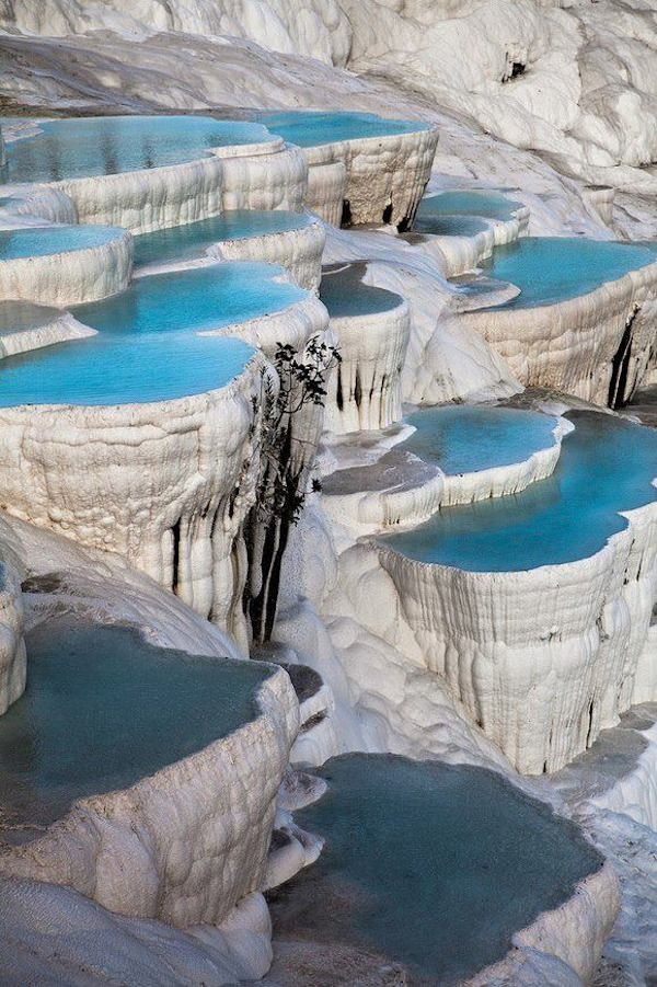 Thác Pamukkale (tỉnh Denizli, Thổ Nhĩ Kỳ): Các tầng bậc thang của thác nước nổi tiếng này được làm từ đá hoa vôi: một loại khoáng cacbonat, được lưu lại do dòng chảy của nước. Cấu trúc tự nhiên hoàn mỹ này dài 2700 mét, rộng 600 mét và cao 160 mét.